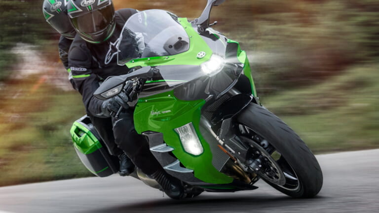 カワサキが「ニンジャH2 SX SE」の2025年モデルを3/1に発売! 前車追従クルコンほか電子制御サスを装備する最高峰ツアラー