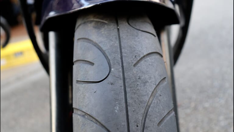 「え、それだけ?」寒い日の転倒リスク減少に効く! タイヤの温め方とライディングのコツを解説してみた|寒い日の転倒リスク減少! 効果的なタイヤの温め方とライディングのコツを解説してみた