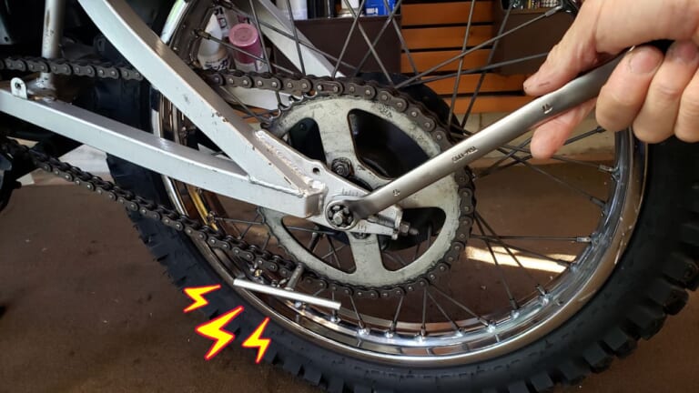 バイク初心者でもチェーン調整が抜群に上手くいく3つの方法【DIY整備の裏技】