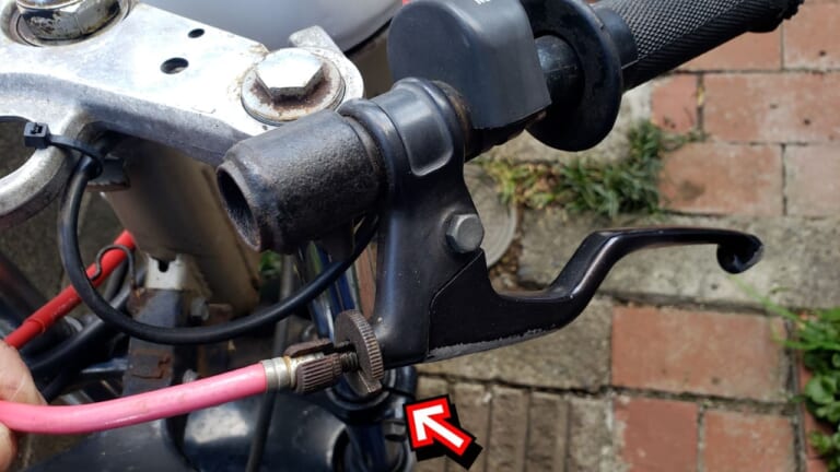 できればプロっぽい? 工具なしでクラッチケーブルを「スパッ」と取り外す昭和テクニック【DIY整備の裏技】|できればプロっぽい!? 工具なしでクラッチケーブルを「スパッ」と取り外す昭和テクニック【DIY整備の裏技】