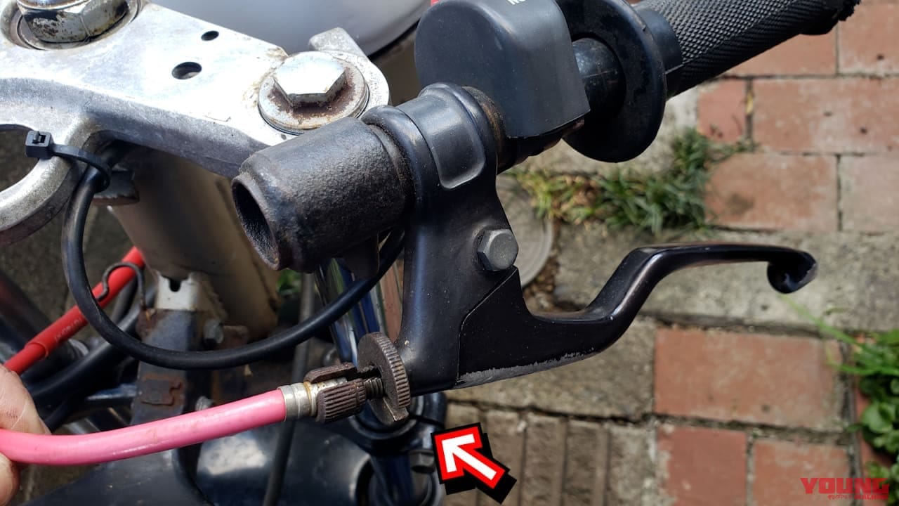 できればプロっぽい? 工具なしでクラッチケーブルを「スパッ」と取り外す昭和テクニック【DIY整備の裏技】|できればプロっぽい!? 工具なしでクラッチケーブルを「スパッ」と取り外す昭和テクニック【DIY整備の裏技】