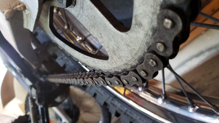 バイク初心者でもチェーン調整が抜群に上手くいく3つの方法【DIY整備の裏技】|張り過ぎとおさらば! バイク初心者でもチェーン調整が抜群に上手くいく3つの方法【DIY整備の裏技】