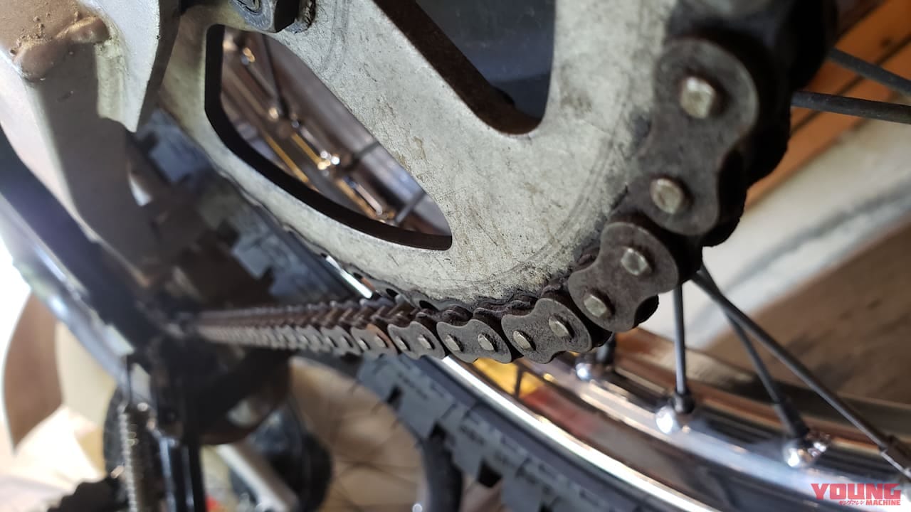 バイク初心者でもチェーン調整が抜群に上手くいく3つの方法【DIY整備の裏技】|張り過ぎとおさらば! バイク初心者でもチェーン調整が抜群に上手くいく3つの方法【DIY整備の裏技】