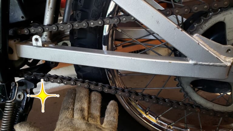 バイク初心者でもチェーン調整が抜群に上手くいく3つの方法【DIY整備の裏技】|張り過ぎとおさらば! バイク初心者でもチェーン調整が抜群に上手くいく3つの方法【DIY整備の裏技】