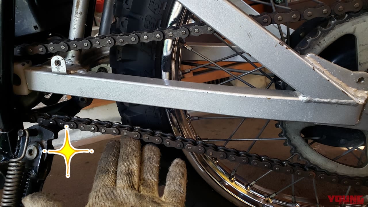 バイク初心者でもチェーン調整が抜群に上手くいく3つの方法【DIY整備の裏技】|張り過ぎとおさらば! バイク初心者でもチェーン調整が抜群に上手くいく3つの方法【DIY整備の裏技】