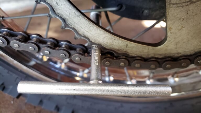 バイク初心者でもチェーン調整が抜群に上手くいく3つの方法【DIY整備の裏技】|張り過ぎとおさらば! バイク初心者でもチェーン調整が抜群に上手くいく3つの方法【DIY整備の裏技】