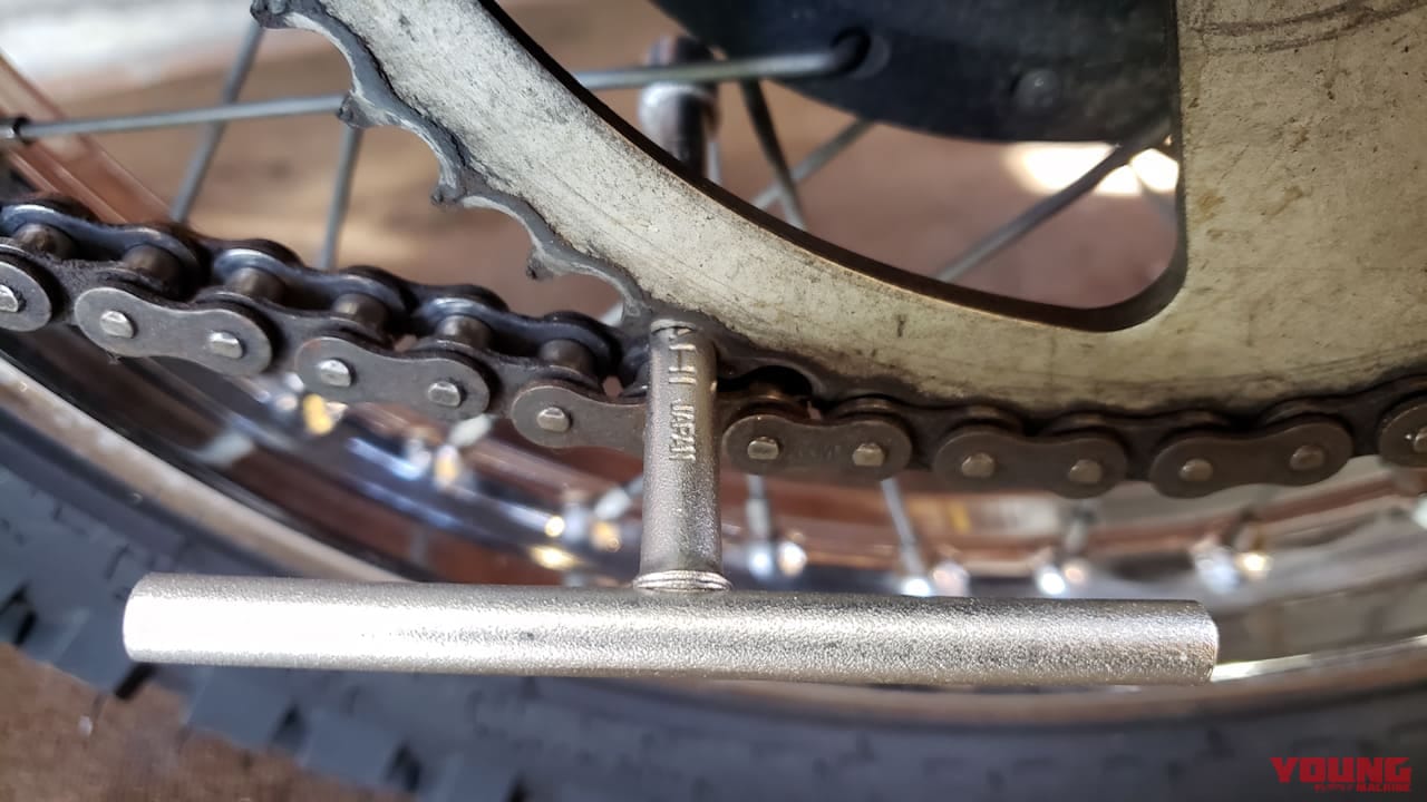 バイク初心者でもチェーン調整が抜群に上手くいく3つの方法【DIY整備の裏技】|張り過ぎとおさらば! バイク初心者でもチェーン調整が抜群に上手くいく3つの方法【DIY整備の裏技】
