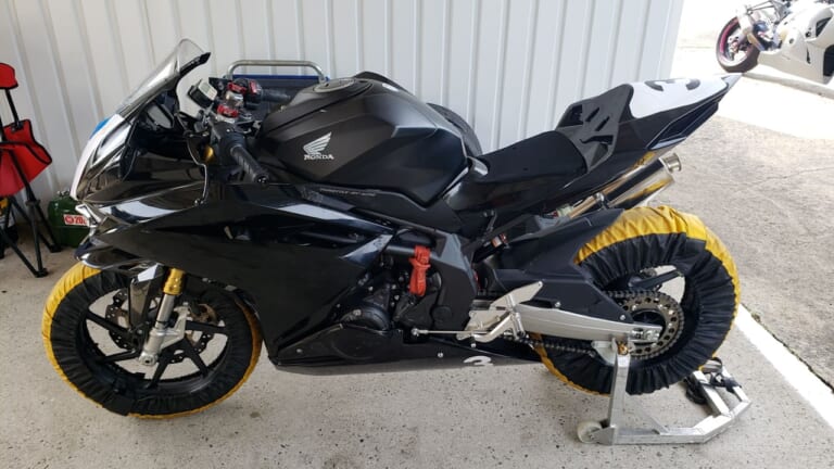 「え、それだけ?」寒い日の転倒リスク減少に効く! タイヤの温め方とライディングのコツを解説してみた|寒い日の転倒リスク減少! 効果的なタイヤの温め方とライディングのコツを解説してみた