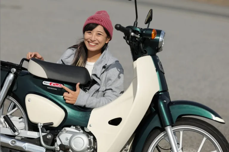 レーシング女子・岡崎静夏、“ホンダ スーパーカブ110”に乗る「一家に1台欲しい! 究極の多用途バイク」（32ページ目）