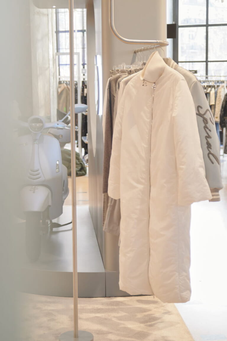 VESPA 946 SNAKE|巳年ベスパ『946』は世界限定888台! 蛇柄シートと立体エンブレムが目印