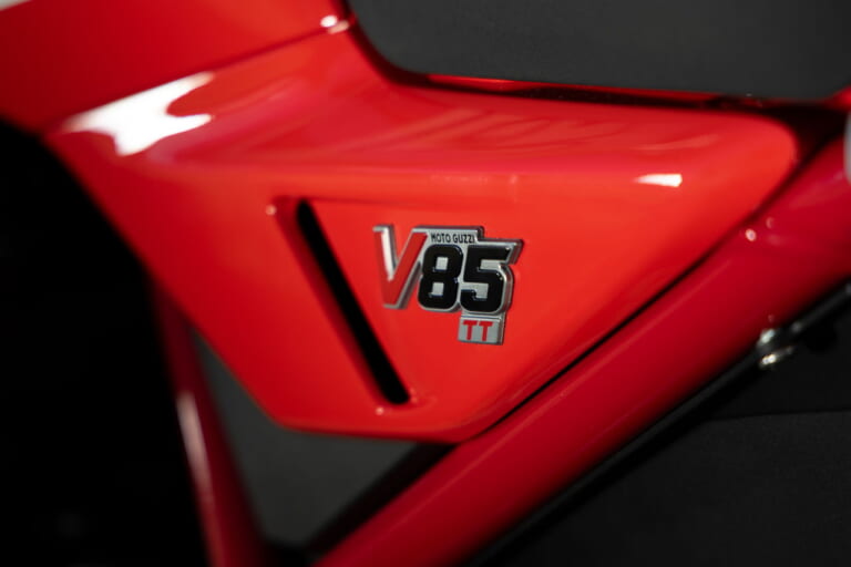 モトグッツィ|V85TT ロッソフジ|日本国旗がモチーフ! イタリア製モトグッツィ「V85TT ロッソフジ」国内発売