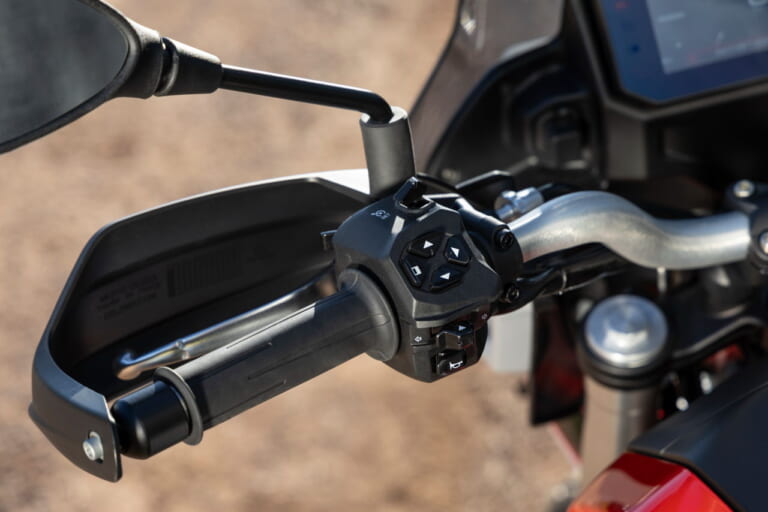 モトグッツィ|V85TT ロッソフジ|日本国旗がモチーフ! イタリア製モトグッツィ「V85TT ロッソフジ」国内発売