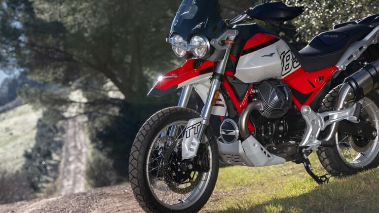 日本国旗がモチーフ! イタリア製モトグッツィ「V85TT ロッソフジ」国内発売