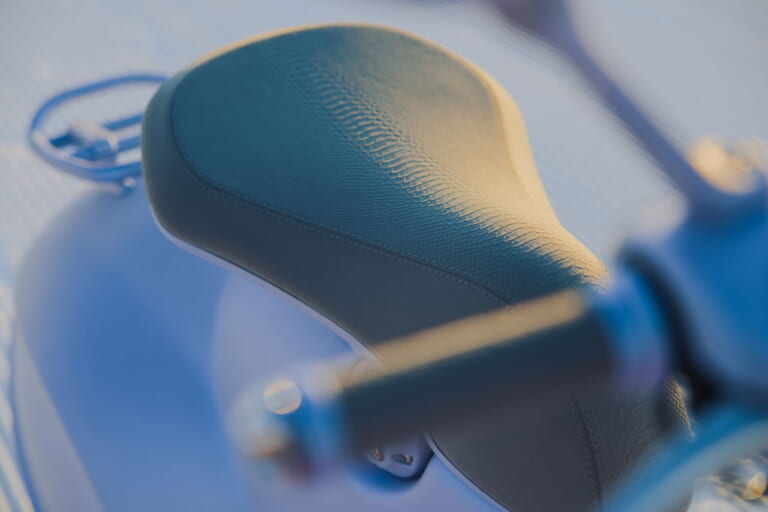 VESPA 946 SNAKE|巳年ベスパ『946』は世界限定888台! 蛇柄シートと立体エンブレムが目印