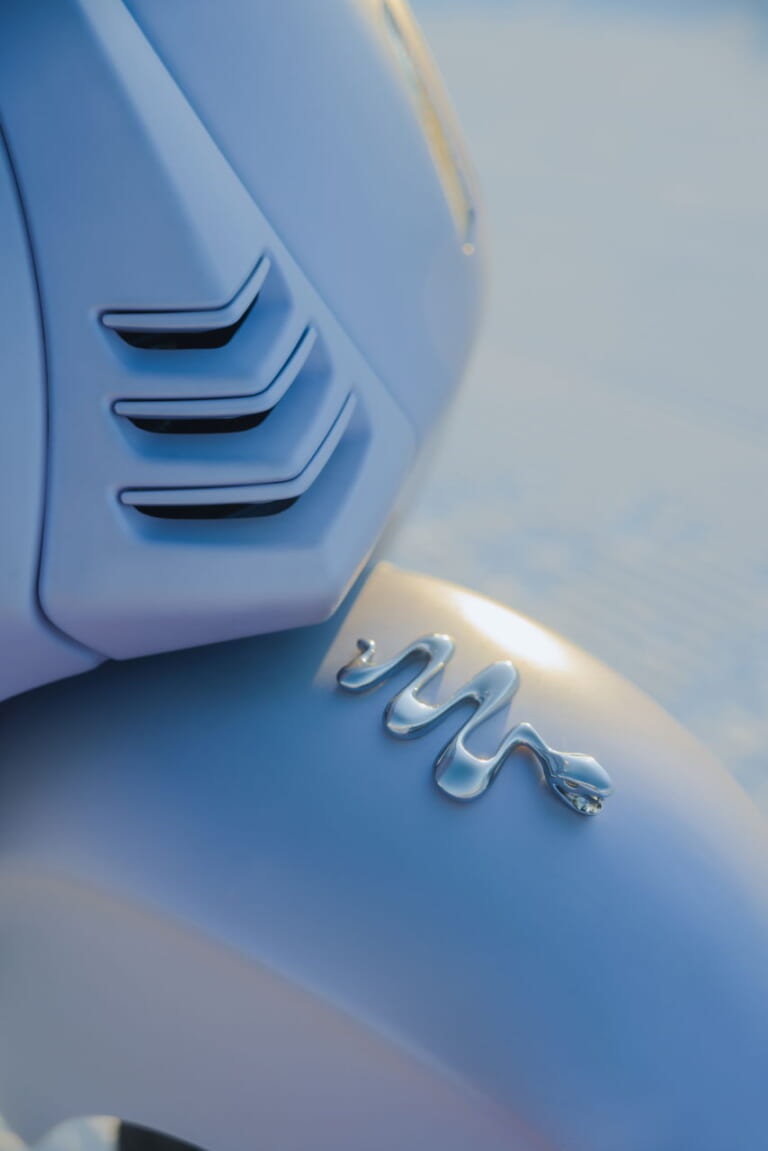 VESPA 946 SNAKE|巳年ベスパ『946』は世界限定888台! 蛇柄シートと立体エンブレムが目印