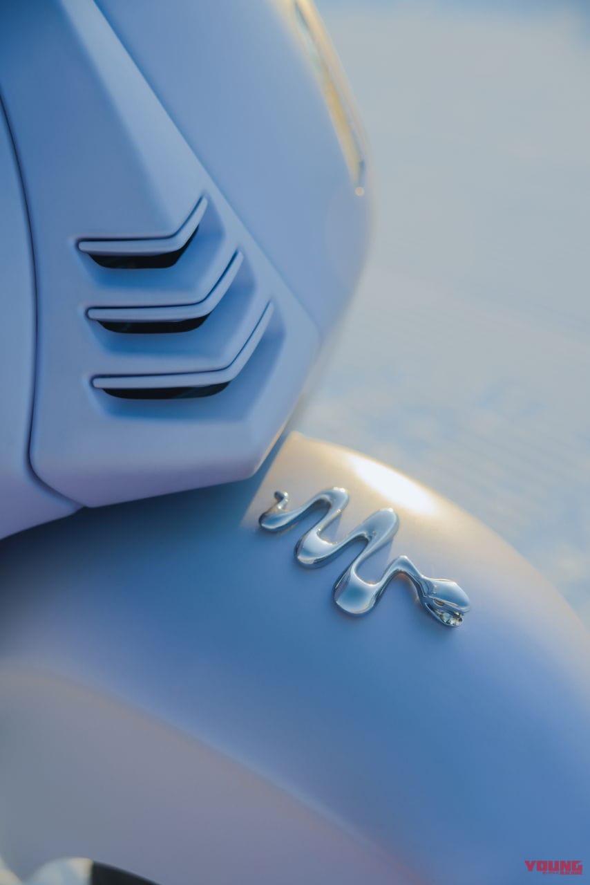 VESPA 946 SNAKE|巳年ベスパ『946』は世界限定888台! 蛇柄シートと立体エンブレムが目印