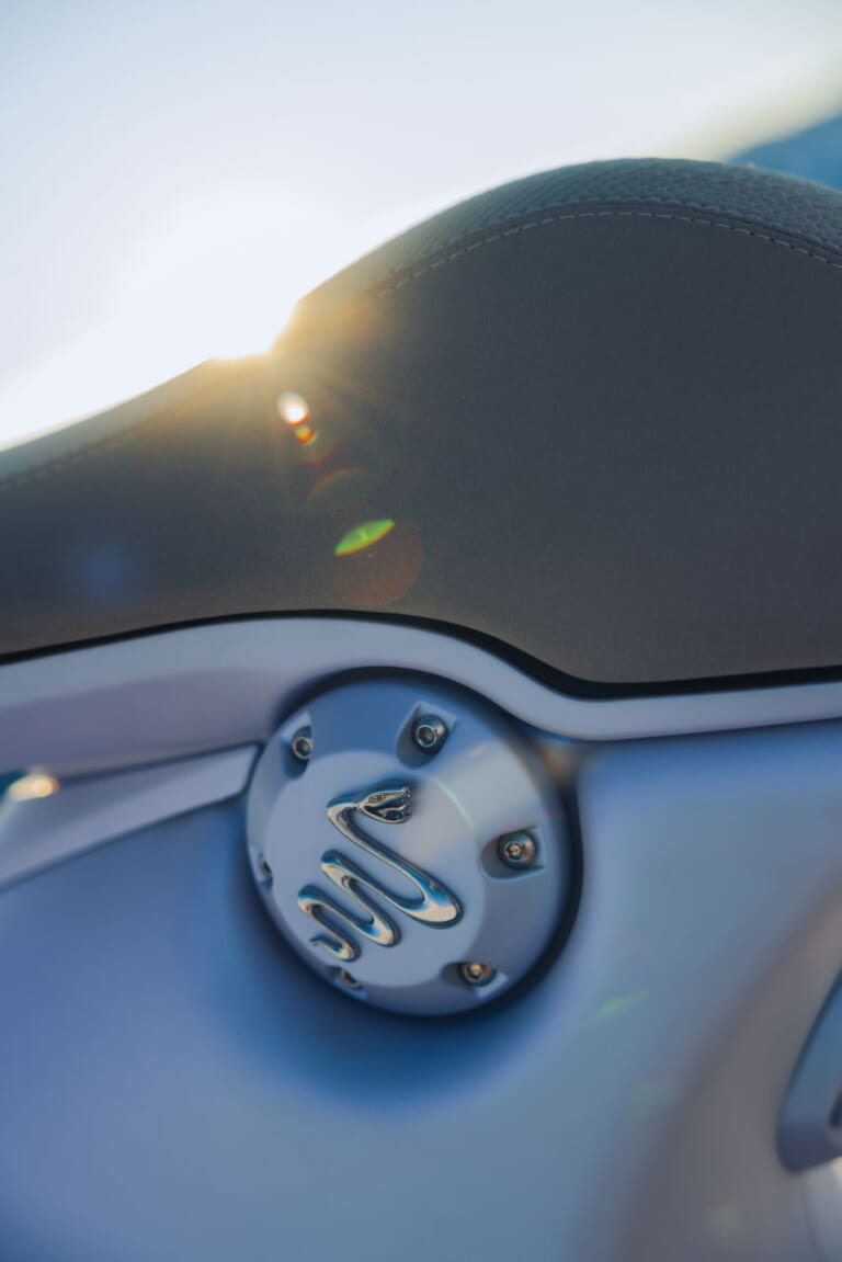 VESPA 946 SNAKE|巳年ベスパ『946』は世界限定888台! 蛇柄シートと立体エンブレムが目印