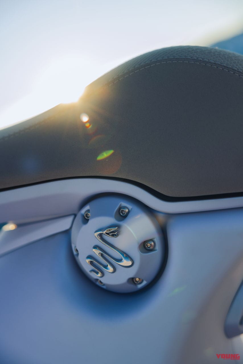 VESPA 946 SNAKE|巳年ベスパ『946』は世界限定888台! 蛇柄シートと立体エンブレムが目印