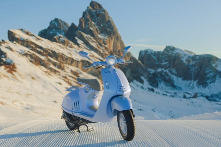 VESPA 946 SNAKE|巳年ベスパ『946』は世界限定888台! 蛇柄シートと立体エンブレムが目印