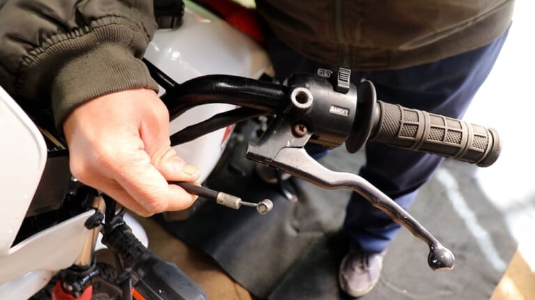 できればプロっぽい? 工具なしでクラッチケーブルを「スパッ」と取り外す昭和テクニック【DIY整備の裏技】|できればプロっぽい!? 工具なしでクラッチケーブルを「スパッ」と取り外す昭和テクニック【DIY整備の裏技】