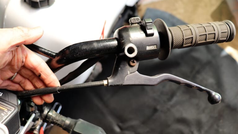 できればプロっぽい? 工具なしでクラッチケーブルを「スパッ」と取り外す昭和テクニック【DIY整備の裏技】|できればプロっぽい!? 工具なしでクラッチケーブルを「スパッ」と取り外す昭和テクニック【DIY整備の裏技】