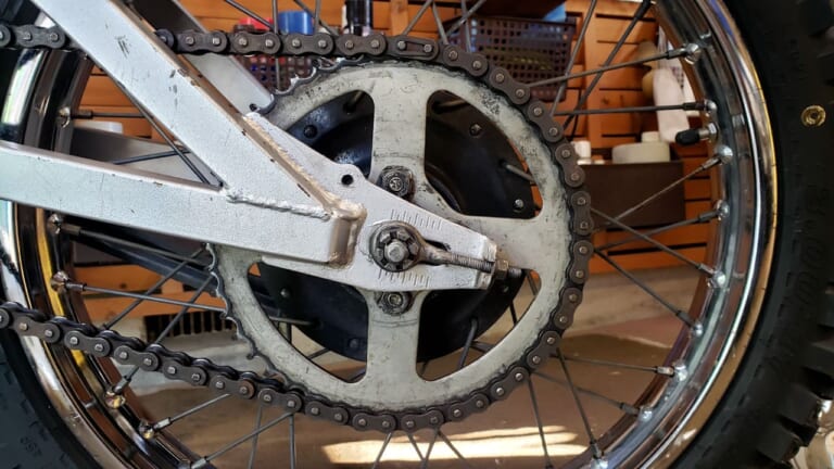 バイク初心者でもチェーン調整が抜群に上手くいく3つの方法【DIY整備の裏技】|張り過ぎとおさらば! バイク初心者でもチェーン調整が抜群に上手くいく3つの方法【DIY整備の裏技】