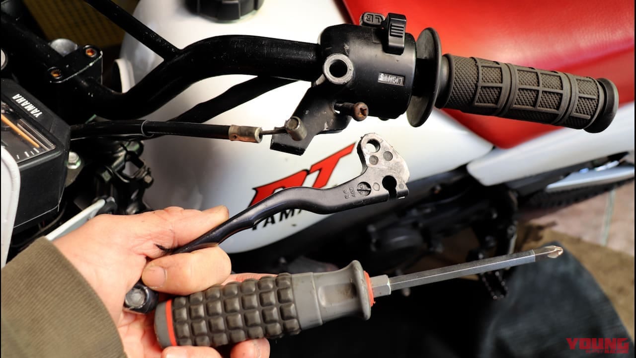 できればプロっぽい? 工具なしでクラッチケーブルを「スパッ」と取り外す昭和テクニック【DIY整備の裏技】|できればプロっぽい!? 工具なしでクラッチケーブルを「スパッ」と取り外す昭和テクニック【DIY整備の裏技】