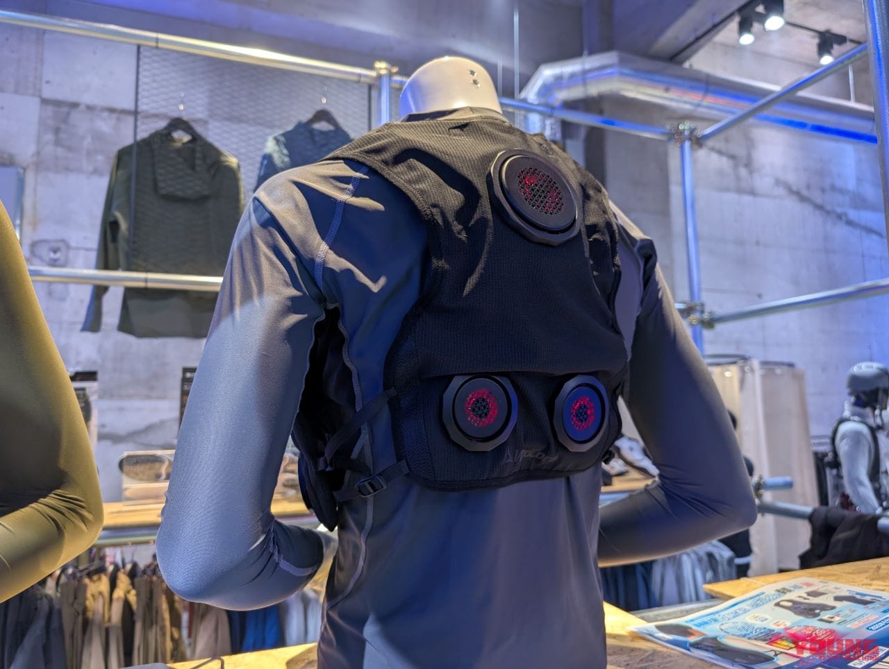 ワークマン|ペルチェベスト|ワークマン新作「6Lサイズで価格据え置きの衝撃」「新型“冷暖房”ベストも!」大盛況だった【東京MCショー】ワークマンブース