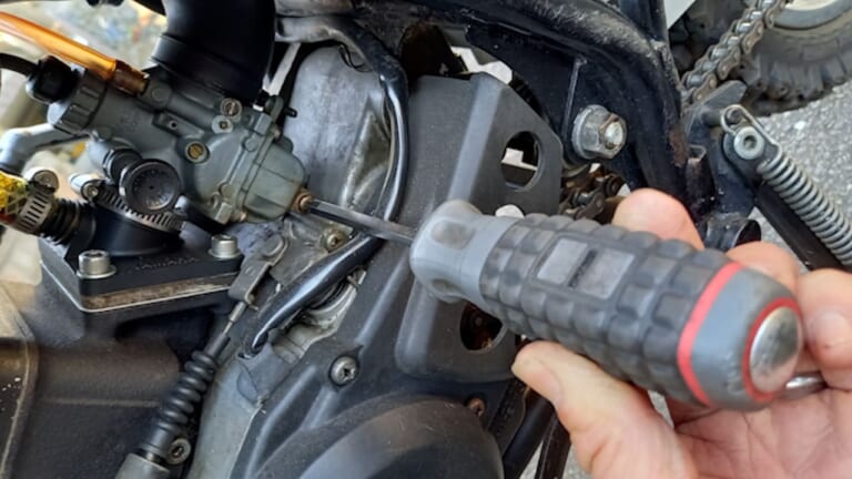 分解する前に試して! 長期保管の不動バイクを再始動させるキャブレターメンテナンス【ドライバー1本でOK】|分解不要! まず試して! 長期保管の不動バイクを再始動させるキャブレターメンテナンス【ドライバー1本でOK】