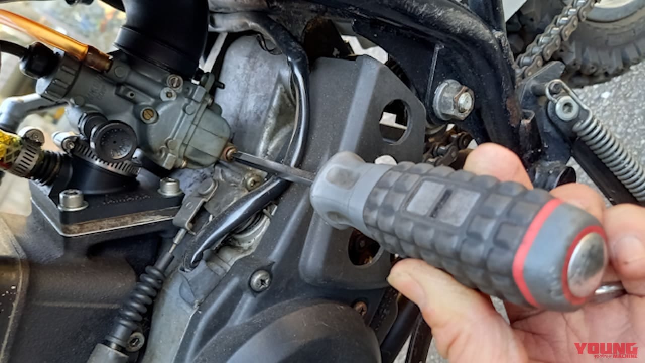 分解する前に試して! 長期保管の不動バイクを再始動させるキャブレターメンテナンス【ドライバー1本でOK】|分解不要! まず試して! 長期保管の不動バイクを再始動させるキャブレターメンテナンス【ドライバー1本でOK】