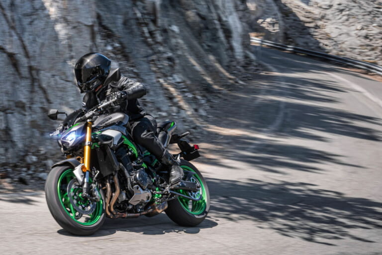 カワサキ|Z900 SE|2025年モデル|カワサキ新型「Z900SE」4/12発売! デザイン刷新のほか燃費改善やカワサキ初のターンバイターンナビ獲得も