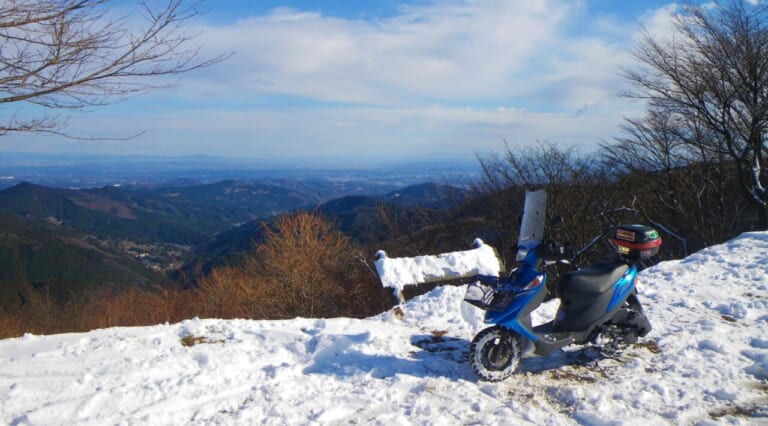 バイクの雪道走行は違反になる? 走るための条件は? 関連法令について教習指導員が解説してみた