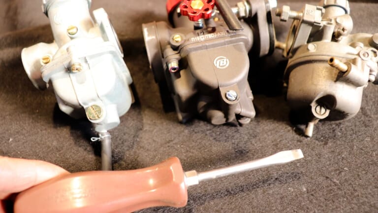 分解する前に試して! 長期保管の不動バイクを再始動させるキャブレターメンテナンス【ドライバー1本でOK】|分解不要! まず試して! 長期保管の不動バイクを再始動させるキャブレターメンテナンス【ドライバー1本でOK】