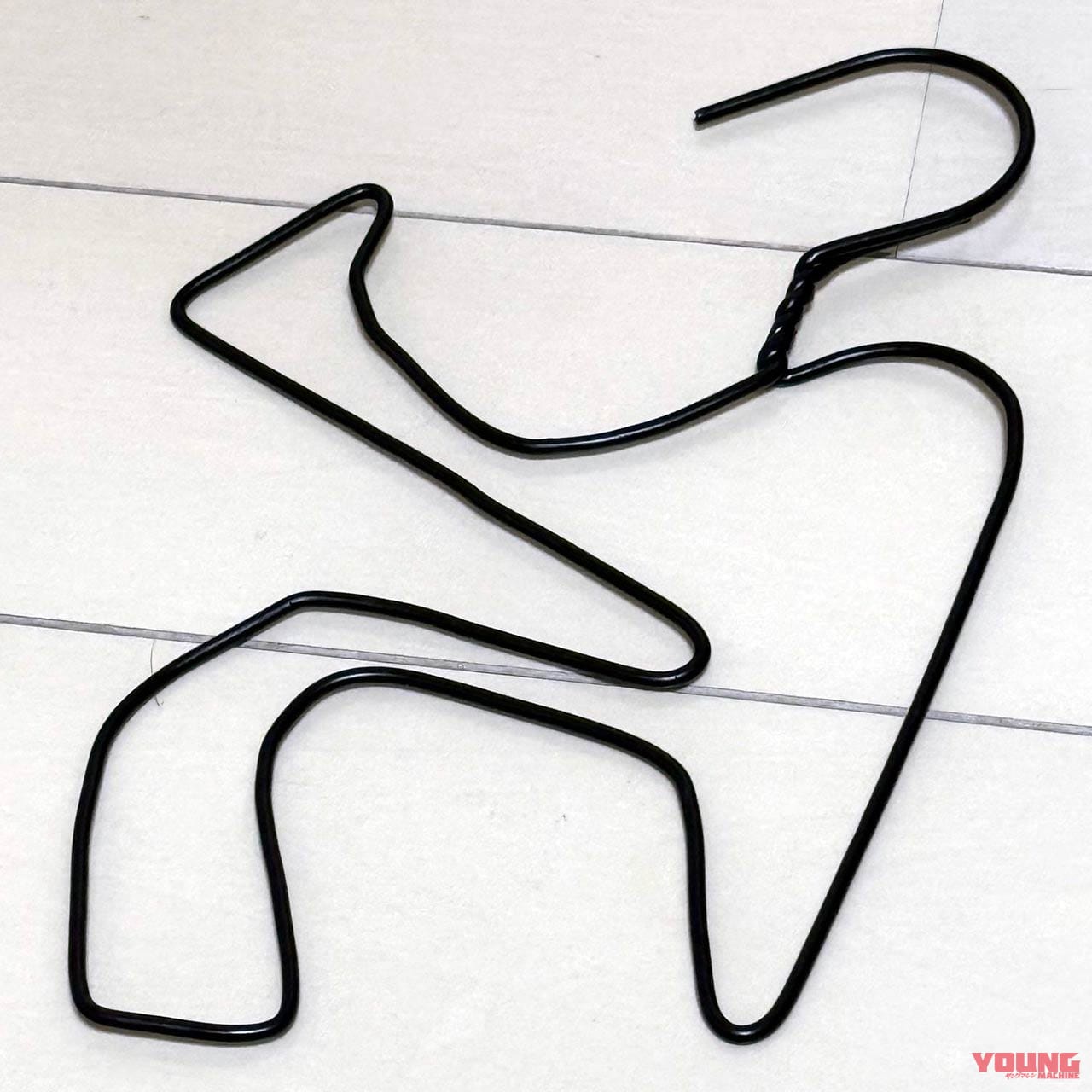 【第5戦スペインGP】サーキット・デ・ヘレス-アンヘル・ニエト|「100均ハンガーでMotoGPサーキット」制作の激レアさん発見:実は“RVF(NC35)が好きすぎて2台目も作っちゃう”剛の者だった