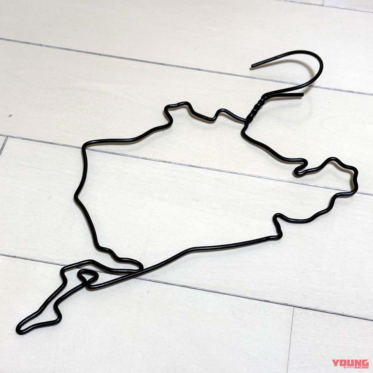 100均ハンガー製のニュルブルクリンク複合コース|「100均ハンガーでMotoGPサーキット」制作の激レアさん発見:実は“RVF(NC35)が好きすぎて2台目も作っちゃう”剛の者だった