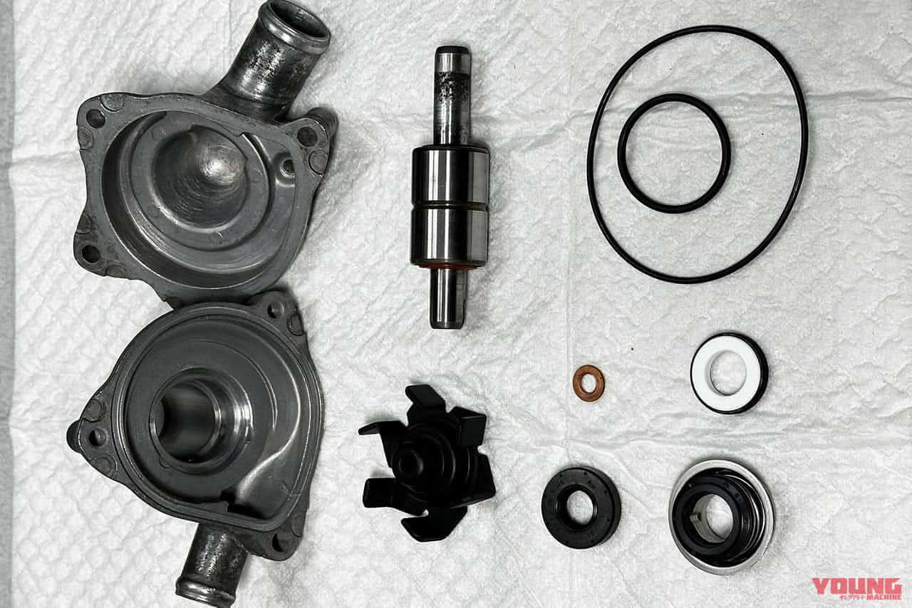 分解されたウォーターポンプ|「100均ハンガーでMotoGPサーキット」制作の激レアさん発見:実は“RVF(NC35)が好きすぎて2台目も作っちゃう”剛の者だった