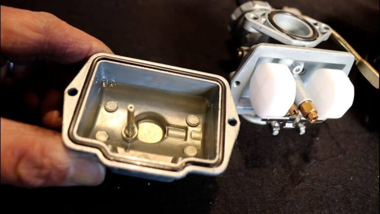 分解する前に試して! 長期保管の不動バイクを再始動させるキャブレターメンテナンス【ドライバー1本でOK】|分解不要! まず試して! 長期保管の不動バイクを再始動させるキャブレターメンテナンス【ドライバー1本でOK】