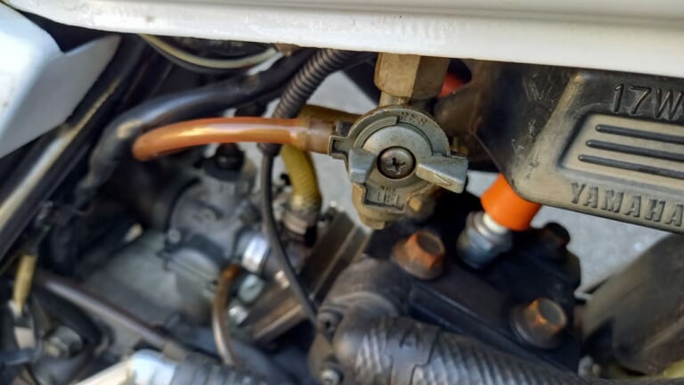 分解する前に試して! 長期保管の不動バイクを再始動させるキャブレターメンテナンス【ドライバー1本でOK】|分解不要! まず試して! 長期保管の不動バイクを再始動させるキャブレターメンテナンス【ドライバー1本でOK】