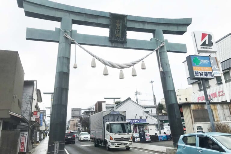 富士吉田市のシンボル『金鳥居』