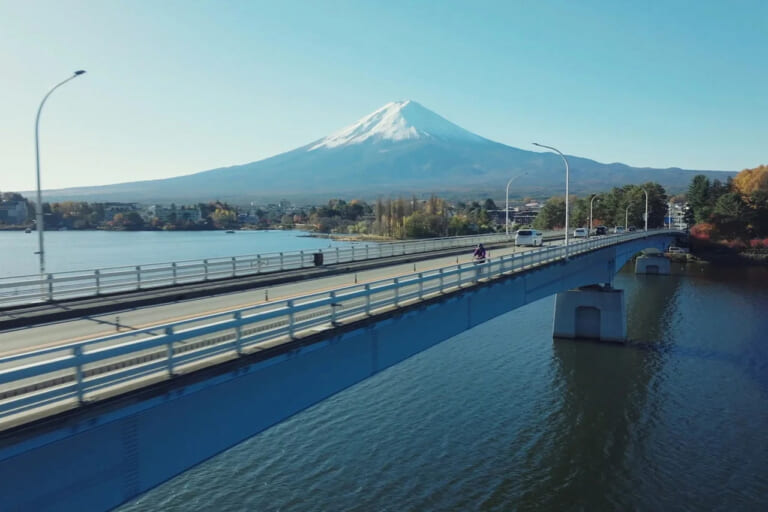 『浅ノ湖にかかる橋(河口湖大橋)』