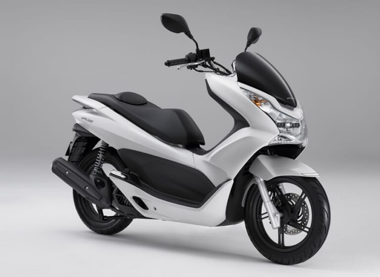 HONDA PCX|定番125ccスクーターの変化を一気見! ホンダ「PCX」歴代モデル図鑑【2010~2025年モデル】