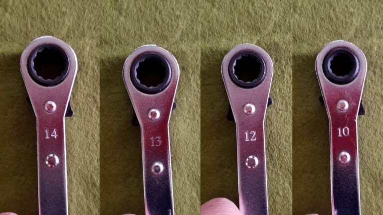 ボルトやナット締め付けでもう迷わない! 便利すぎる「ユニバーサル板ラチェット」は一本持っておくべき【バイク整備ビギナーズ】|ボルト/ナット締め付けでもう迷わない! 便利すぎる「ユニバーサル板ラチェット」は一本持っておきたい工具だ【バイク整備ビギナーズ】