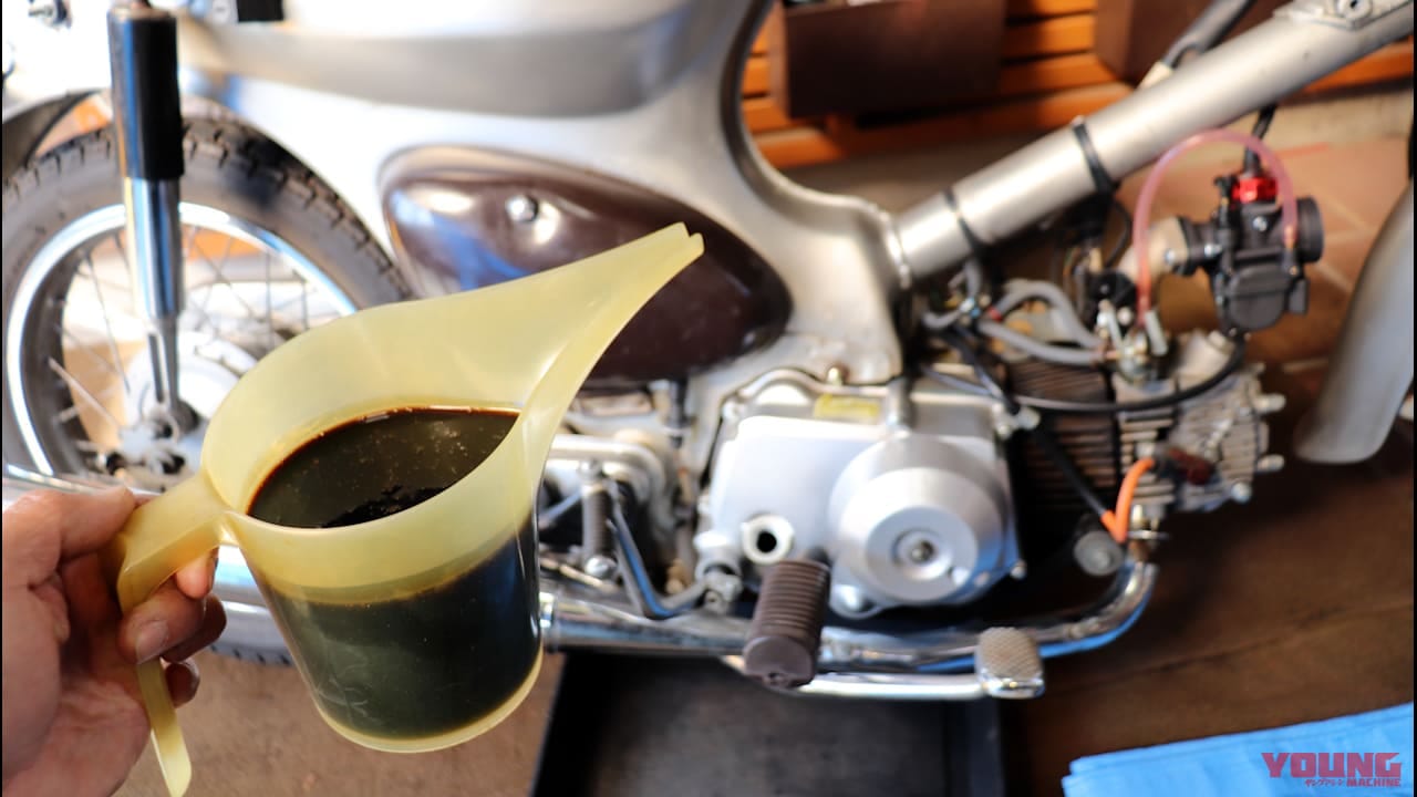 バイクの疑問を体当たり実験! スーパーカブにエンジンオイルを通常の3倍いれてみた|エンジンオイル入れすぎってホントにダメ? スーパーカブに通常の3倍いれて実験してみた【試すなキケン】