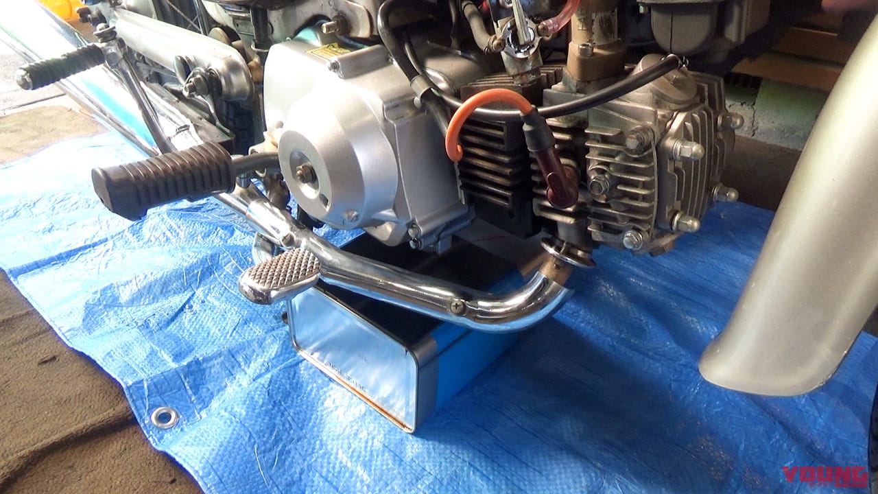 バイクの疑問を体当たり実験! スーパーカブにエンジンオイルを通常の3倍いれてみた|エンジンオイル入れすぎってホントにダメ? スーパーカブに通常の3倍いれて実験してみた【試すなキケン】