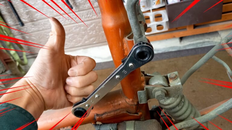 ボルトやナット締め付けでもう迷わない! 便利すぎる「ユニバーサル板ラチェット」は一本持っておくべき【バイク整備ビギナーズ】|ボルト/ナット締め付けでもう迷わない! 便利すぎる「ユニバーサル板ラチェット」は一本持っておきたい工具だ【バイク整備ビギナーズ】