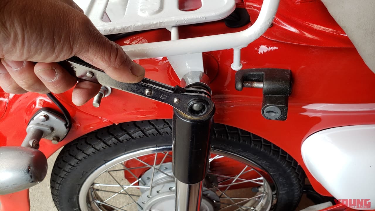 ボルトやナット締め付けでもう迷わない! 便利すぎる「ユニバーサル板ラチェット」は一本持っておくべき【バイク整備ビギナーズ】|ボルト/ナット締め付けでもう迷わない! 便利すぎる「ユニバーサル板ラチェット」は一本持っておきたい工具だ【バイク整備ビギナーズ】