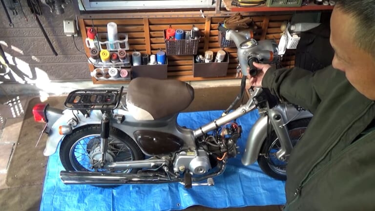バイクの疑問を体当たり実験! スーパーカブにエンジンオイルを通常の3倍いれてみた