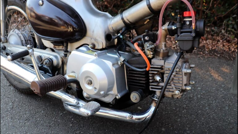 バイクの疑問を体当たり実験! スーパーカブにエンジンオイルを通常の3倍いれてみた