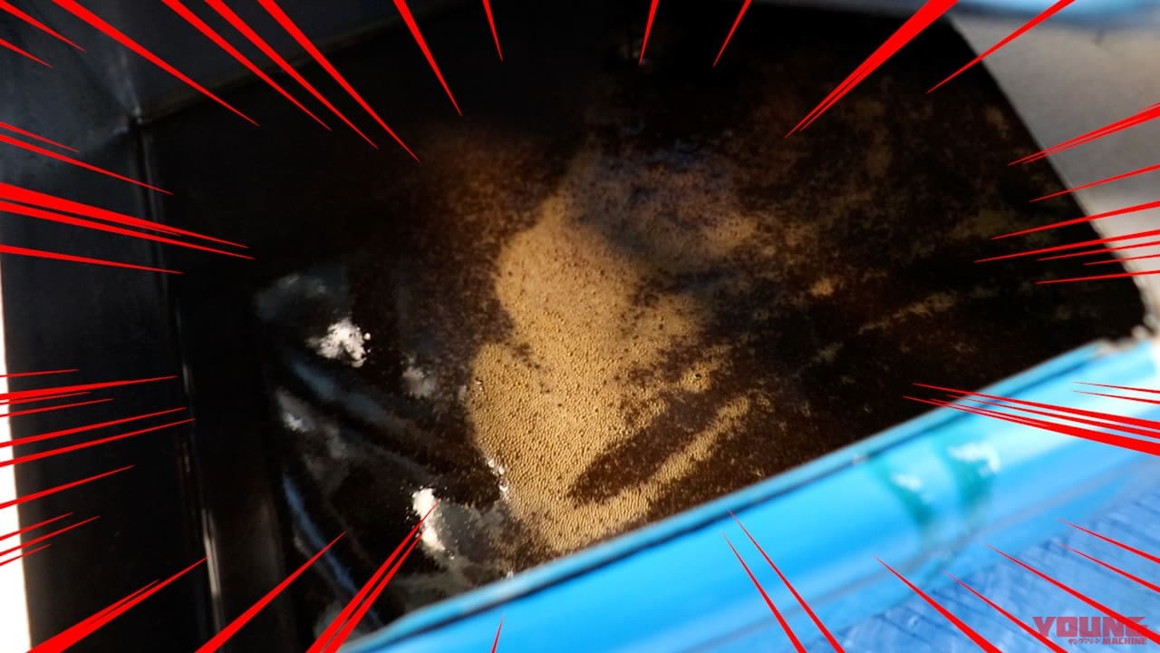 バイクの疑問を体当たり実験! スーパーカブにエンジンオイルを通常の3倍いれてみた|エンジンオイル入れすぎってホントにダメ? スーパーカブに通常の3倍いれて実験してみた【試すなキケン】