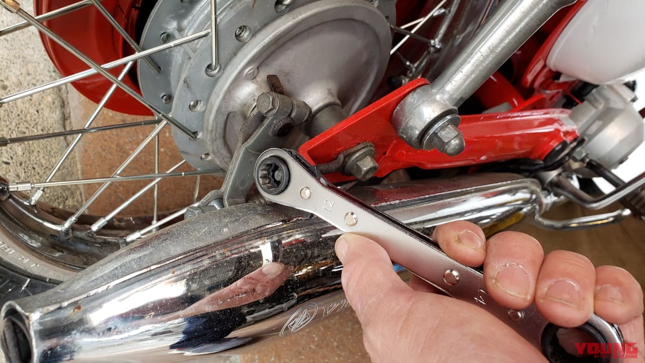 ボルトやナット締め付けでもう迷わない! 便利すぎる「ユニバーサル板ラチェット」は一本持っておくべき【バイク整備ビギナーズ】|ボルト/ナット締め付けでもう迷わない! 便利すぎる「ユニバーサル板ラチェット」は一本持っておきたい工具だ【バイク整備ビギナーズ】